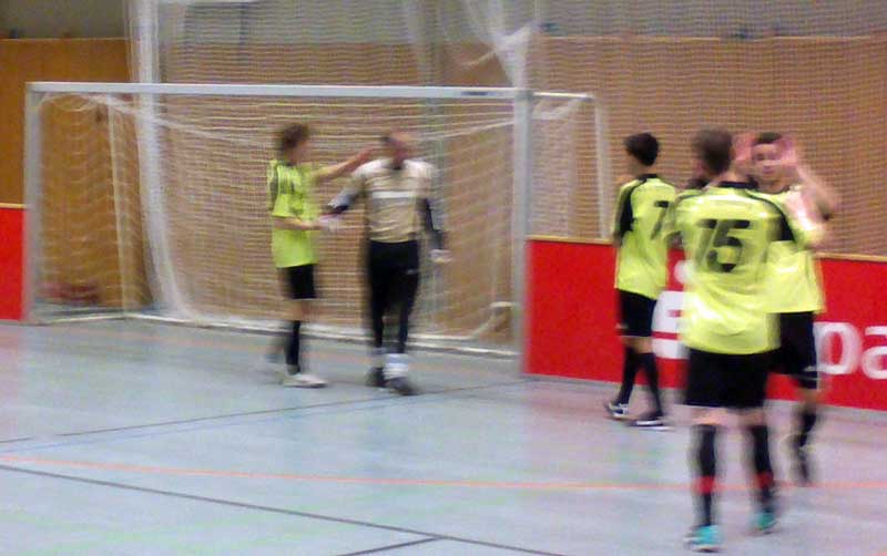 Die Ergoldinger Spieler bedanken sich bei ihrem hervorragenden Torwort.