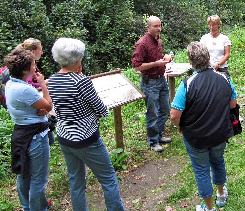 3. Bürgermeister Andreas Strauß bei einer Führung durch den Naturlehrpfad