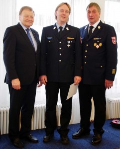Ehrung der Kameraden für 25 Jahre aktiven Feuerwehrdienst mit Landrat Eppeneder, KBM Günter Deller, KBI Thomas Loibl