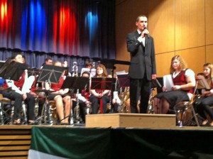 Musikalischer Leiter Sigi Obermeier mit Orchester