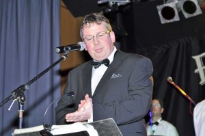 Cheforganisator Christian Hess vom Unternehmerforum begrüßte alle Gäste und war stets in der Veranstaltung präsent. Nur die versprochenen 5 Flachen Prosecco haben wir noch nicht gefunden :-)