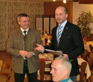 Andreas Strauß bedankt sich bei Peter Dreier für seinen Besuch und übergibt ihm sein Wahlkampfpaket