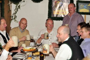 Die Runde der Hockerbergsänger mit Verantwortlichen der Brauerei Wittmann mit Wirt Helmut Geiger