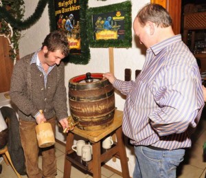 Metzgerwirt junior Michael Luginger und Wirt Helmut Geiger zapfen das zweite Fass an