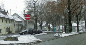 Der neu angelegte Parkplatz ist eine Einbahnstraße. Daher keine Einfahrtmöglichkeit aus Richtung Rathaus kommend.