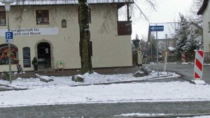 Einfahrt in den Parkplatz mit 2 Stunden Parkzone.