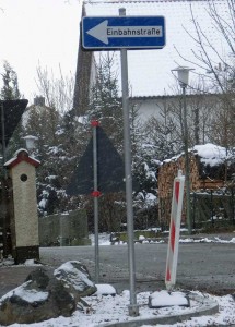 Vorsicht Einbahnstraße!!! D.h. nur von dieser Seite in den Parkplatz einfahren.