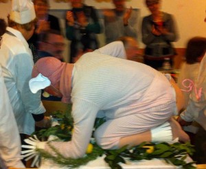 Die Italiener trugen eine arme Sau aus Mattarello durch den Saal :-)