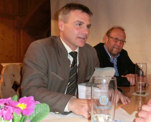 Peter Dreier in der Diskussion mit Besuchern. Mit dabei 2. Bürgermeister Johann Zenger aus Hohenthann.