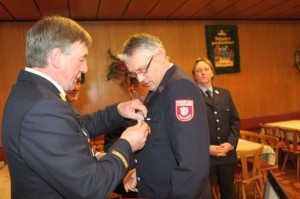 Bernhard Riedl erhält Ehrung für 25 Jahre aktiven Dienst.