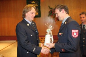 Gratulation für 25 Jahre aktive Dienstzeit für Günter Deller durch 2. Kommandanten Alexander Kiesl.