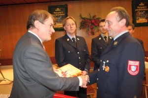 1. Bürgermeister Josef Heckner bedankte sich bei Herbert Schwalbe mit einem Geschenk für seine langjährige ehrenamtliche Tätigkeit.