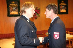 Kommandant Deller befördert Stefan Lang zum Feuerwehrmann.