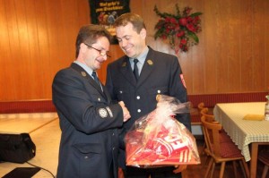 Vorstand Richard Paintner bedankt sich bei Christian Utersky für seine langjährige Vorstandstätigkeit