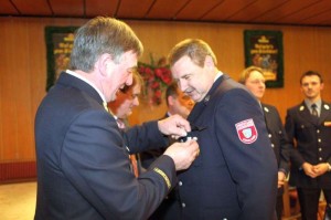 Manfred Gallner wird für 25 Jahre aktiven Dienst ausgezeichnet.