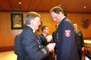 Martin Ernst wird für 25 Jahre aktiven Dienst ausgezeichnet.