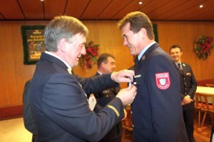 KBR Loibl zeichnet Georg Kammermeier für 40 Jahre aktiven Dienst aus.