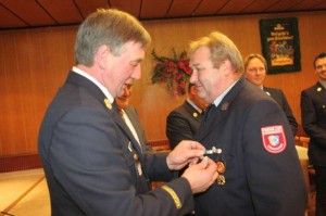 KBR Loibl zeichnet Franz Mieslinger für 40 Jahre aktiven Dienst aus.