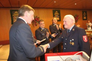 Kreisbrandrat Thomas Loibl bedankt sich bei Jakob Windl.