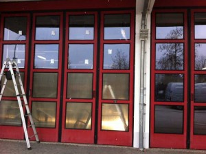 Linkes Tor: Die unteren beiden Fensterreihen enthalten das alte Glas, die oberen bereits das neue Glas. Der rechte Torausschnitt enthält bereits komplett das neue Glas.