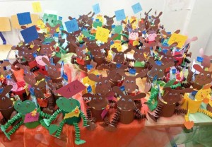 Die Kinder basteln ihre eigenes Osternest