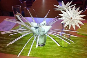 Selbstgebastelter, kreativer Tischschmuck des Büchereiteams