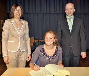 Alle durften sich in das Goldene Buch des Marktes Ergolding eintragen.