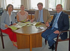 2. Bürgermeisterin Kiermeier, verantwortliche Sachbearbeiterin Frau Schmid, 1. Bürgermeister Heckner und 3. Bürgermeister Strauß bei der Vorstellung der Ergoldinger Tourenkarte