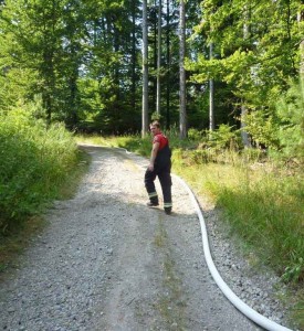 Über lange Strecken sind Schlauchleitungen zur Wasserförderung zu verlegen.
