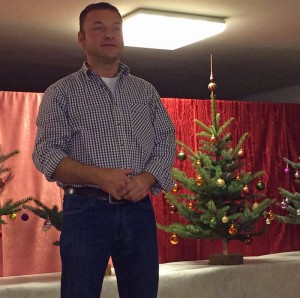 Thomas Lackermeier beim Christbaum versteigern