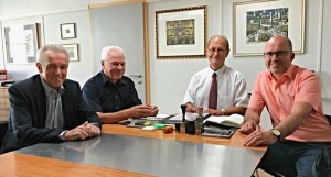 Fritz Wittmann und Hans Bauer von der Wohnungsbaubaugenossenschaft, Notar Michael Senftleben, Erster Bürgermeister Andreas Strauß.