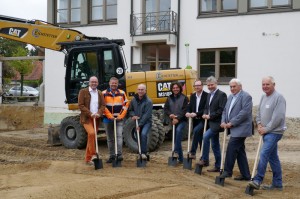 Andreas Strauß (Erster Bürgermeister), Ralf Ringlstetter (Bauamtsleiter des Marktes Ergolding), Otto Hochreiter (Bauamt Markt Ergolding), Christian Gruber (Bauamt Markt Ergolding), Robert Sagstetter (Bauleiter der Eder-Bau-GmbH), Christoph Frank (Architekt), Godehard Eder (Geschäftsführer der Eder-Bau-GmbH), Gerhard Schmid (Polier der Eder-Bau-GmbH)