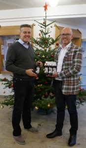 Hans-Peter Vögl (Getränke Fleischmann) und 1. Bürgermeister Strauß bei der Übergabe des ersten Ergoldinger Weihnachtsbock's